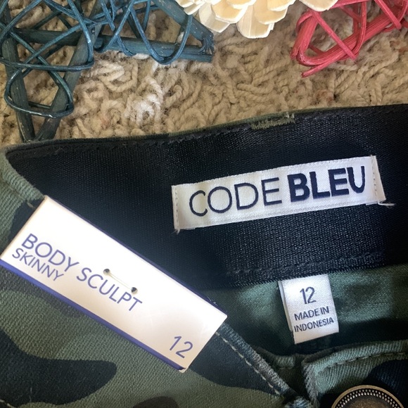 NWT🌟CODE BLEU🇺🇸Skinny🍃Camo PANTS🍃F’AB Body Sculpt Flex Fabric Size 12 - Picture 8 of 12